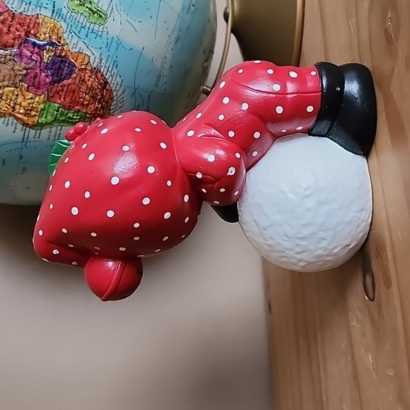 Vintage hand painted ceramic figurine - Picture 6 of 15